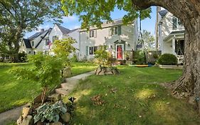 Charming 3 Bedroom House In A Quiet Neighborhood